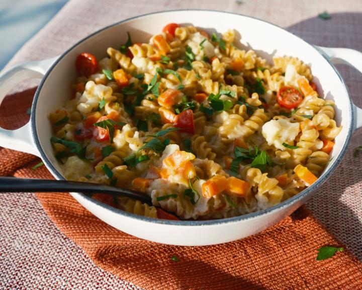 A bowl of mac and cheese with vegetables for a diabetic friendly diet