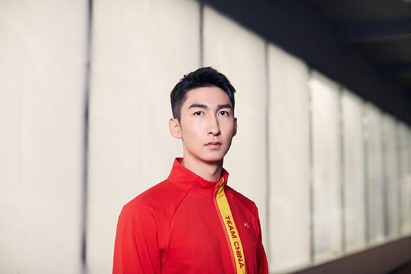 美女不穿内衣
